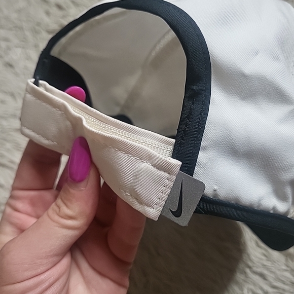 *SOLD* Nike Featherlight Dri Fit Hat Cap Baseball Hat Cap White & Black Running - Picture 5 of 10